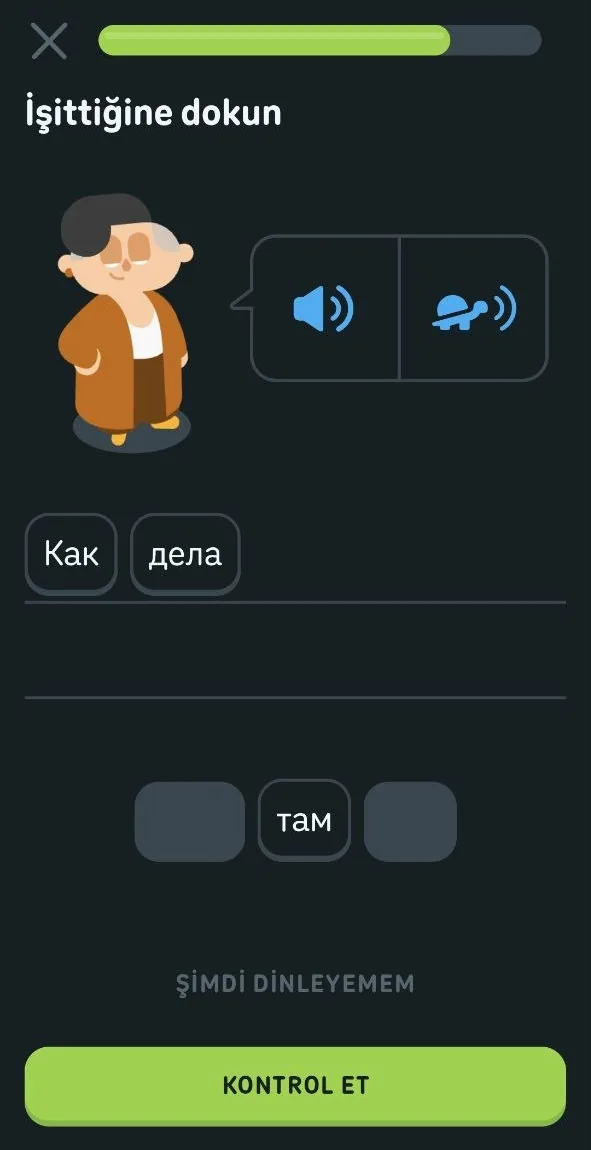 روسی کورس میں Duolingo کی سننے والی مشق: جو الفاظ آپ سنتے ہیں ان پر ٹیپ کریں، اوپر سبق کی پروگریس بار موجود ہے